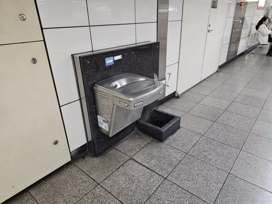 Wasser trinken auf dem Bahnsteig der U-Bahn