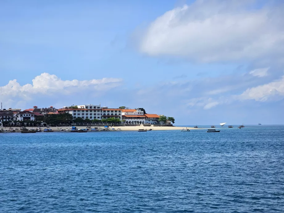 Blick während der Kreuzfahrt von Sansibar nach Dar es Salaam