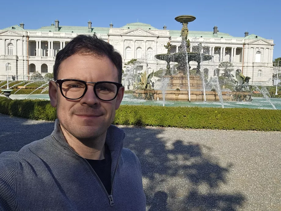 Ich vor dem Akasaka-Palast