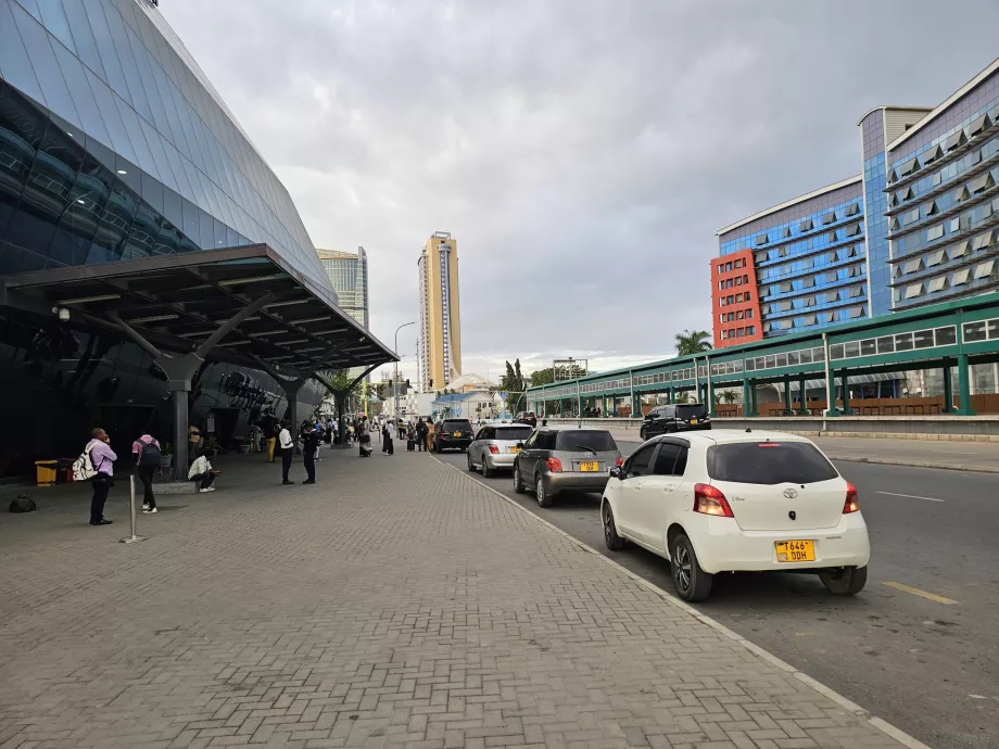 Bolt- oder Uber-Autos außerhalb des Bahnhofs