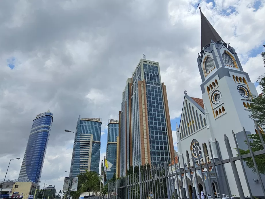 St. Josephs Kathedrale und Wolkenkratzer