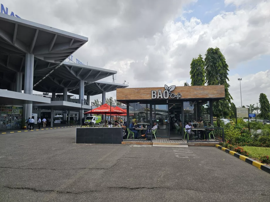 Café vor dem Terminal 2