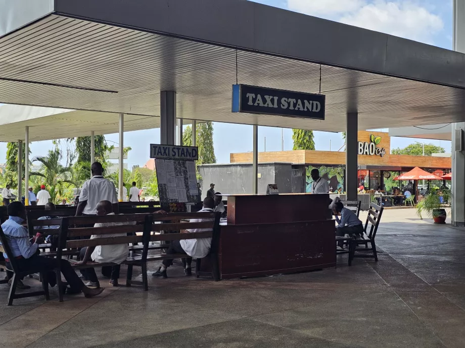 Taxistand vor dem Terminal 2