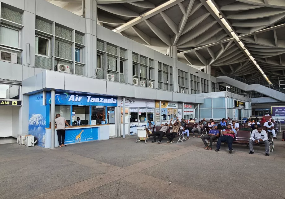 Schalter der Fluggesellschaften vor der Abflughalle