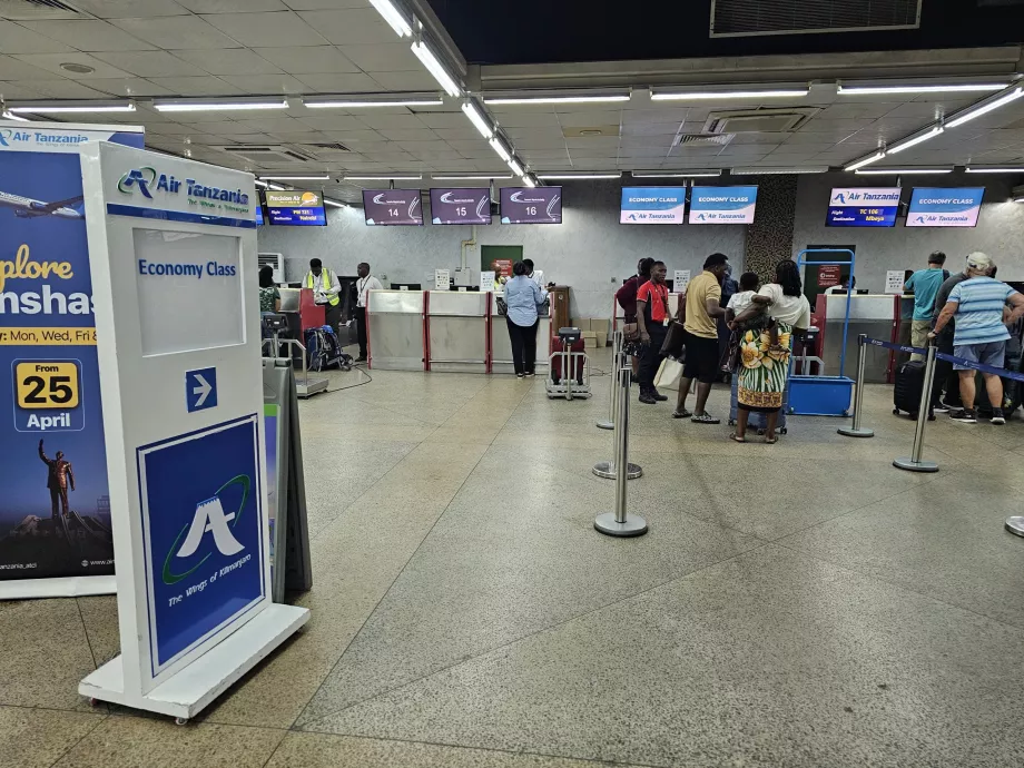 Einchecken am Flughafen Dar es Salaam