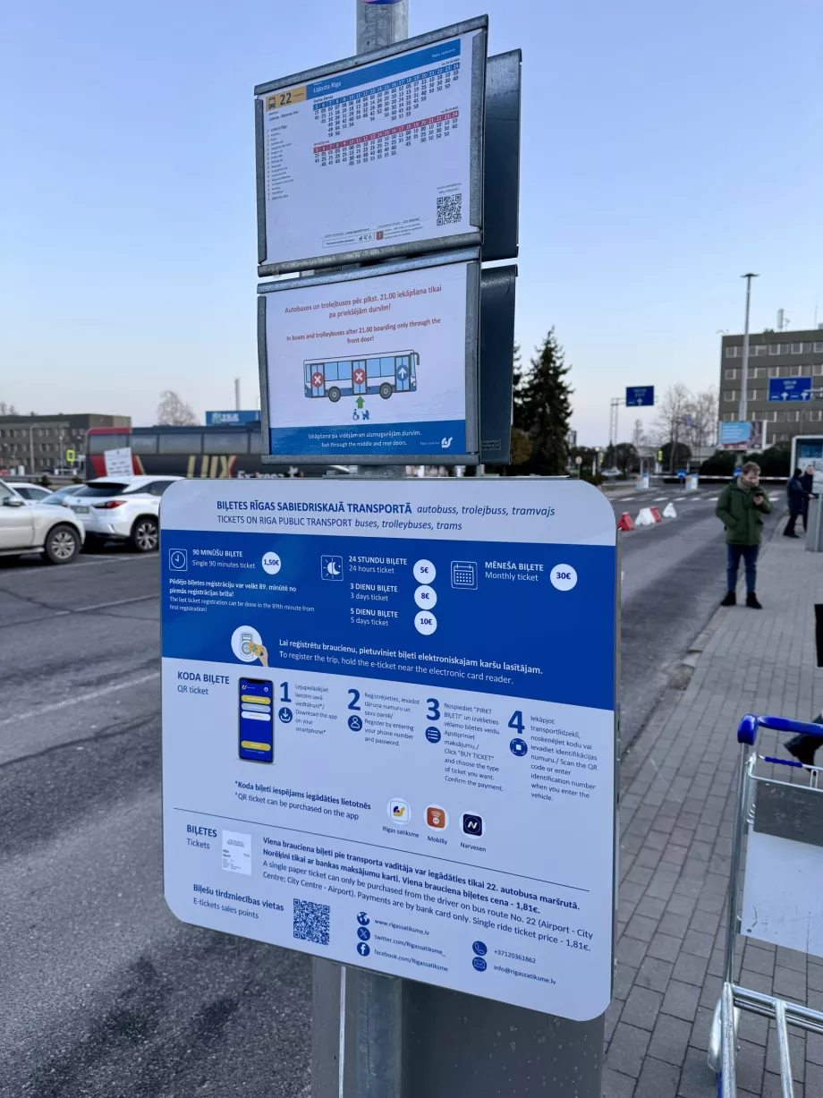 Fahrplan und App-Leitfaden am Bahnhof Riga RIX
