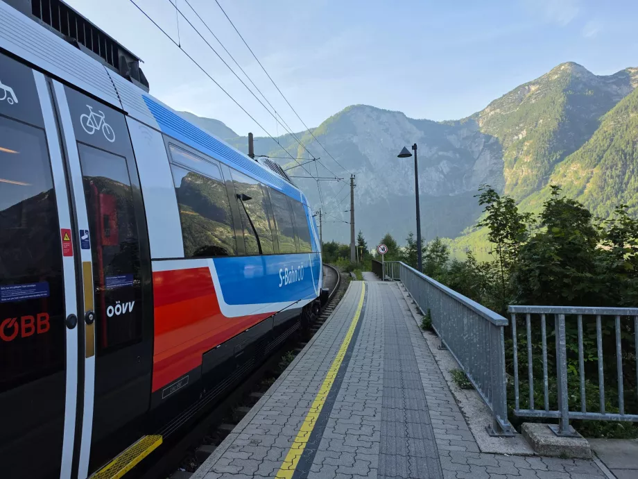 Ein Zug am Bahnhof Hallstatt
