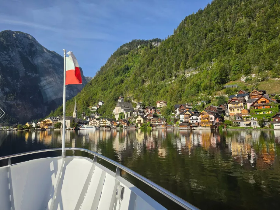 Ein Blick auf Hallstatt von der Fähre aus