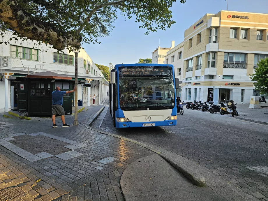 Halt in Richtung Flughafen im Zentrum von Rhodos