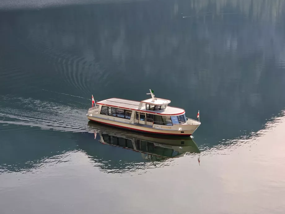 Ein Boot auf dem Hallstätter See