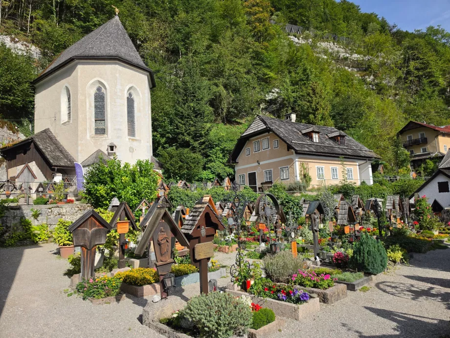 Der Friedhof vor dem Beinhaus der katholischen Kirche