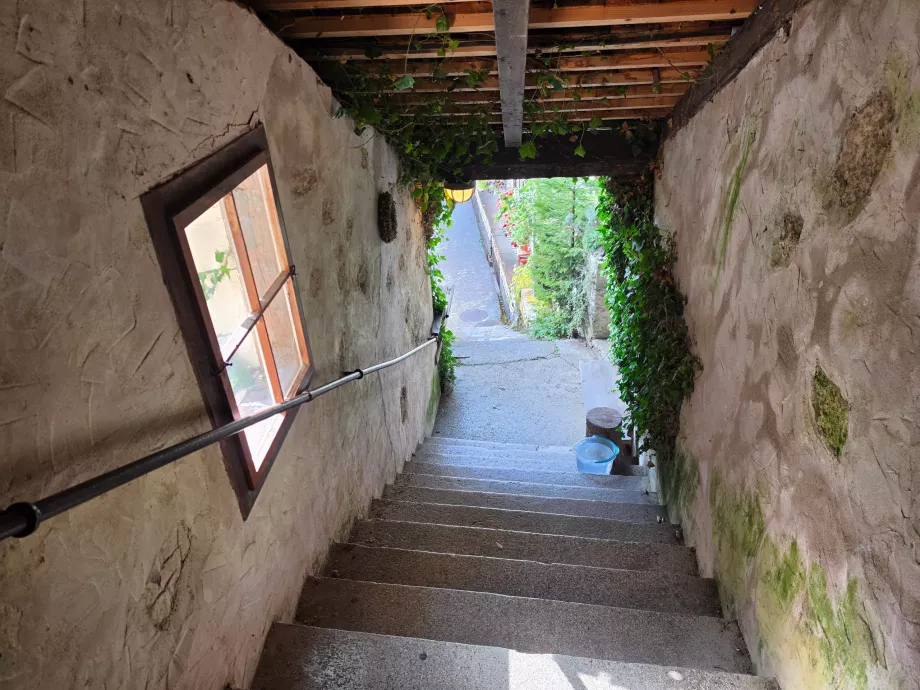 Eine überdachte Treppe zwischen dem Stadtzentrum und der katholischen Kirche
