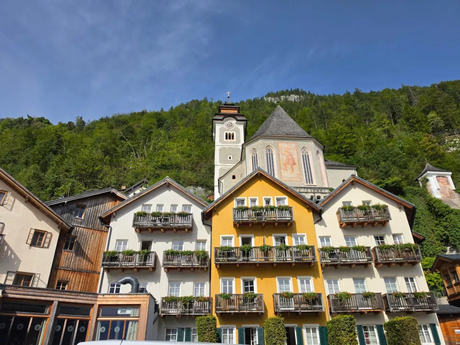 Die katholische Kirche oberhalb des Zentrums von Hallstatt