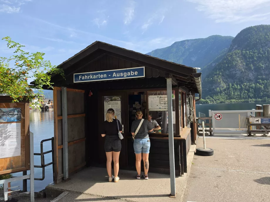 Verkauf von Fährtickets am Bahnhof