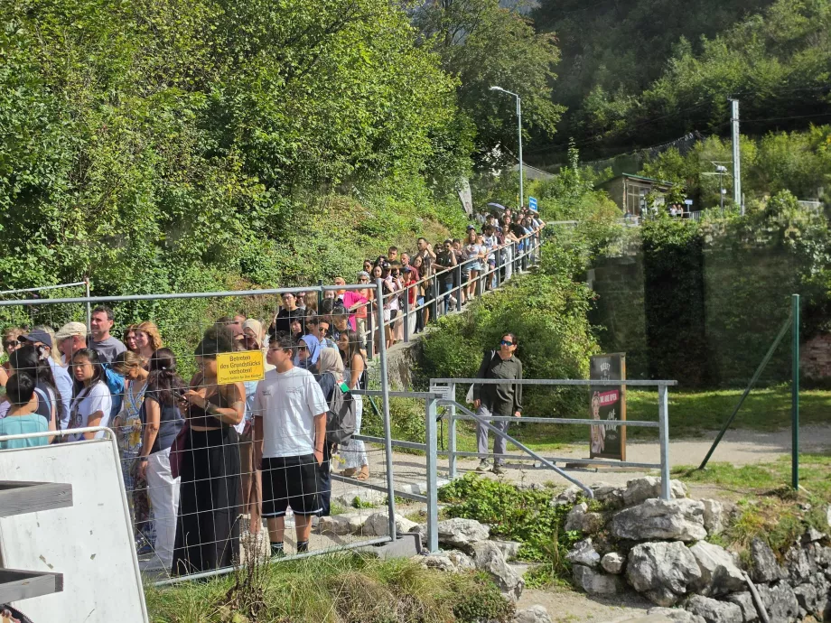 Eine lange Warteschlange für die Fähre am Bahnhof