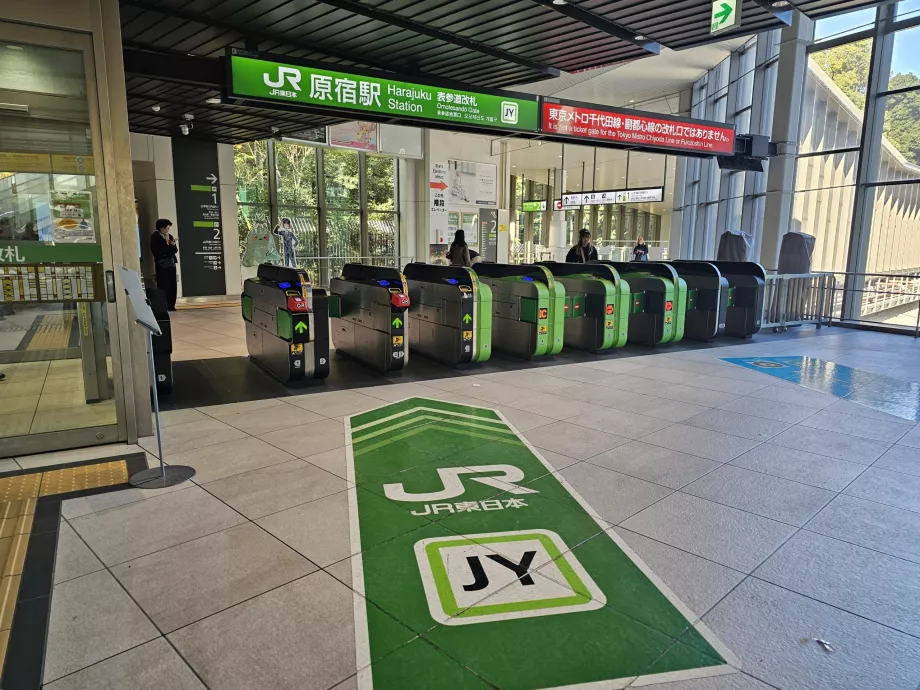 Drehkreuze für den Zugang zu den Bahnsteigen der JR-Züge