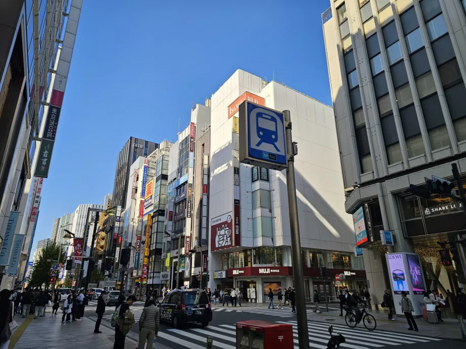 Shinjuku, Kennzeichnung des Eingangs zum Bahnhof