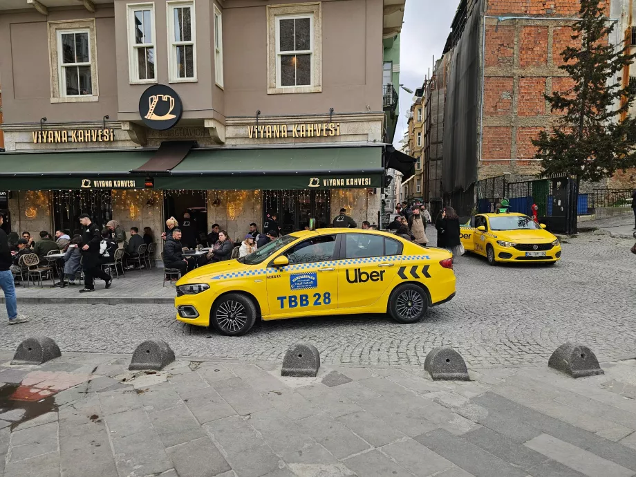 Taxi/Uber in der Innenstadt von Istanbul