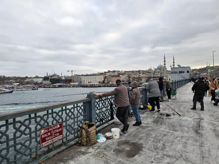Angeln von der Galata-Brücke aus