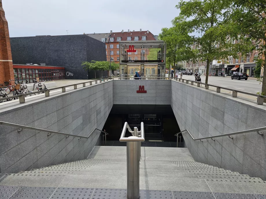 Eingang zur Metro und ihre Beschilderung