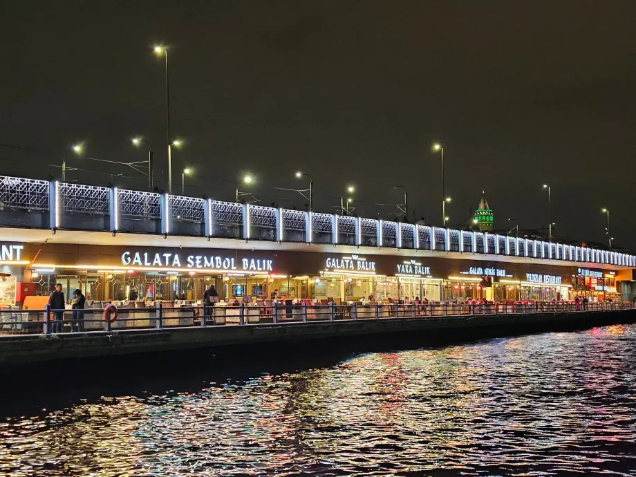 Galata-Brücke bei Nacht