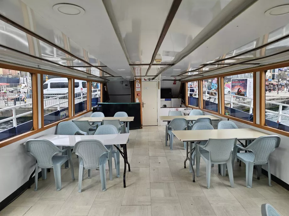 Das Innere des Bootes zum Maiden Tower