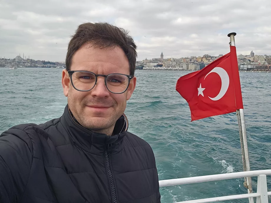 Ich auf dem Boot zum Maiden Tower