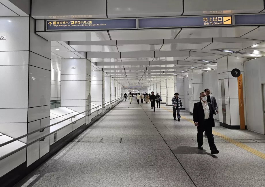Fahrt vom Bahnhof Shinjuku zum Tokyo Metropolitan Government Building