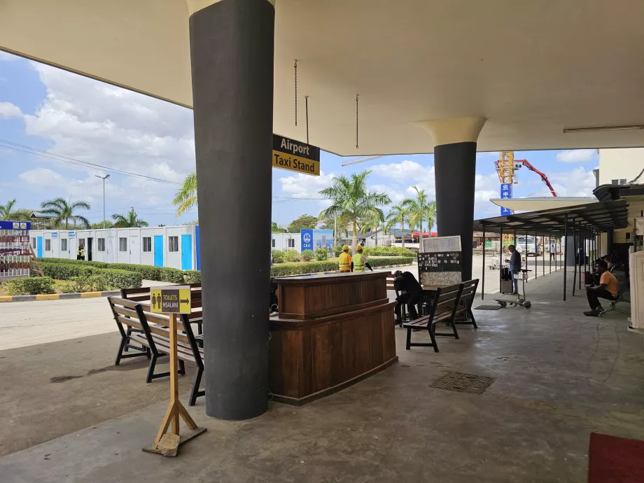 Taxistand vor dem Terminal 1