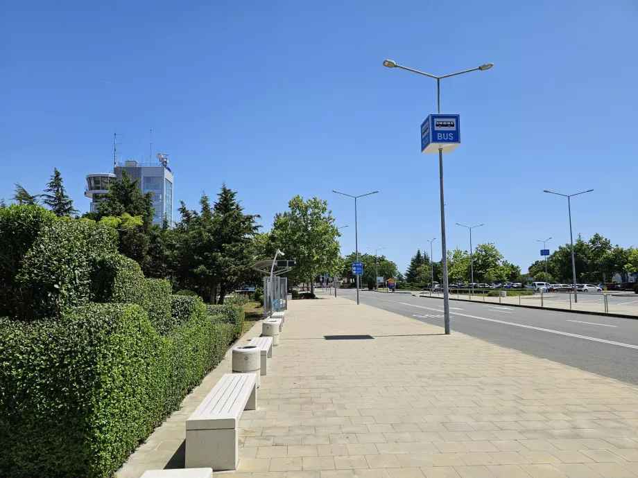 Bushaltestelle am Terminal - Linie 15 Richtung Sarafovo, Linie 15A Richtung Zentrum von Burgas