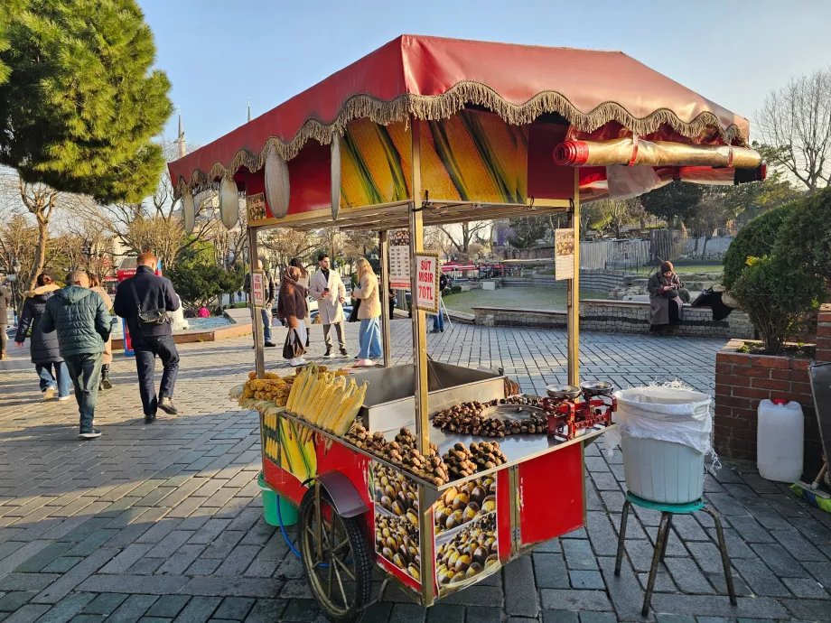 Stand mit Mais und Kastanien