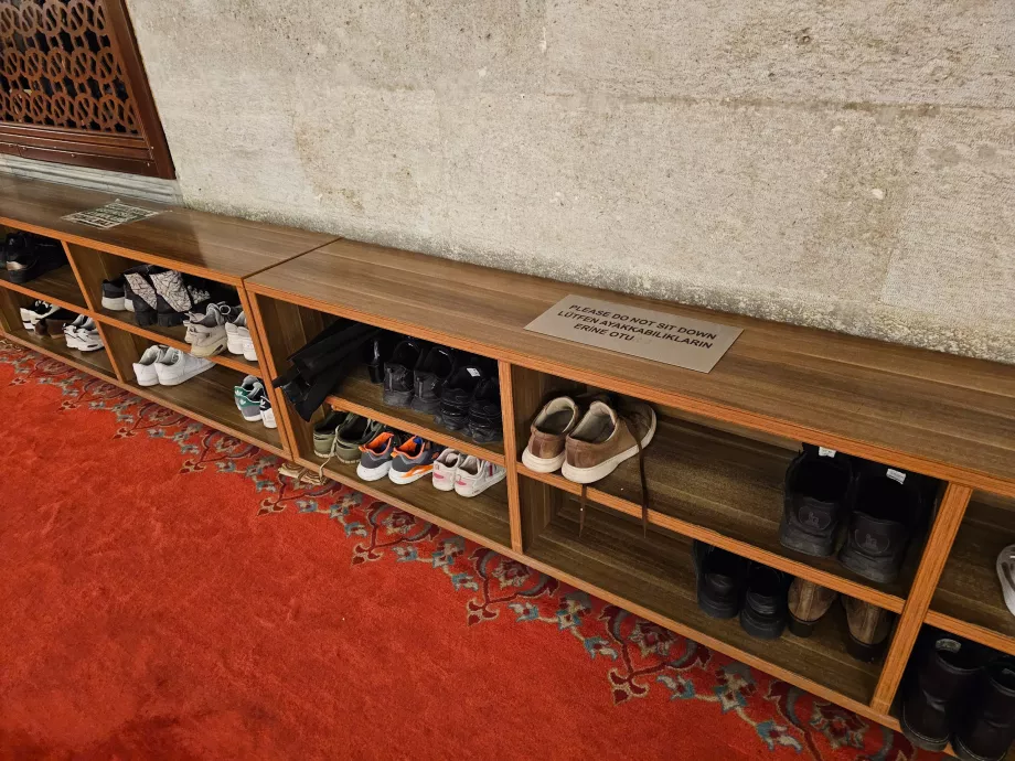 Suleiman-Moschee, Schuhbereich