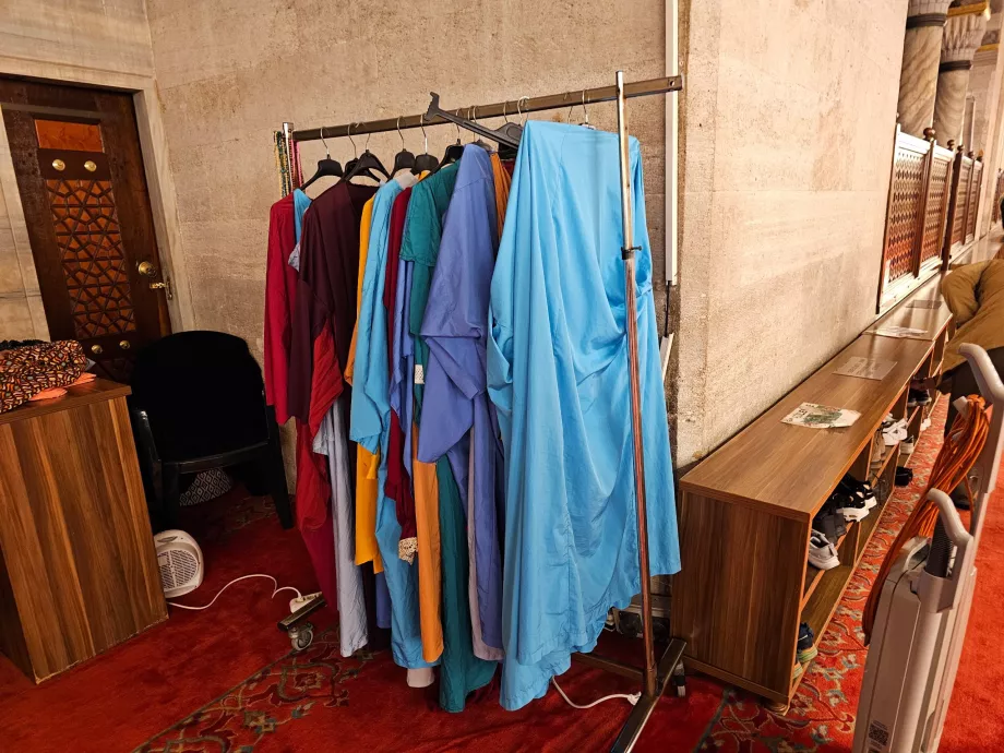 Suleiman-Moschee, Gewandverleih