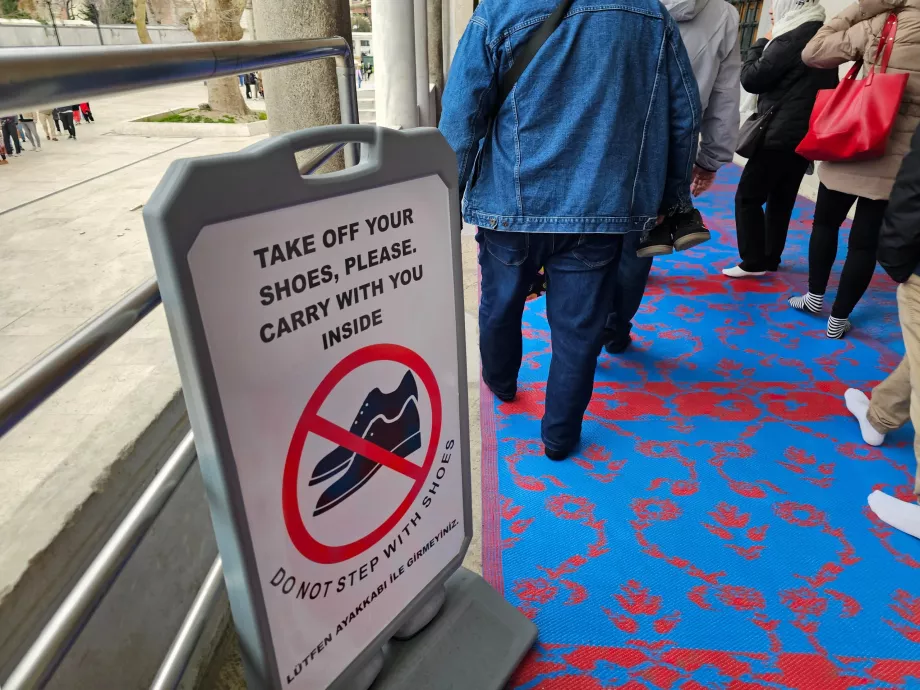 Blaue Moschee, Informationen zum Ausziehen der Schuhe