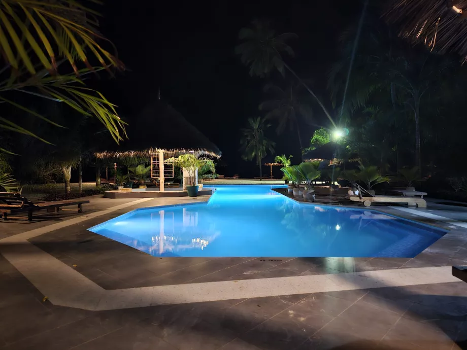 Schwimmbad bei Nacht