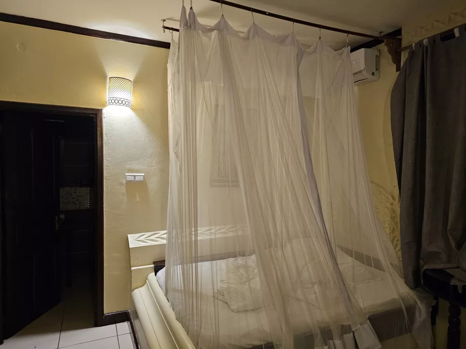 Moskitonetz über dem Bett