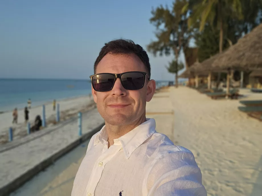 Ich auf der Terrasse des Smiles Beach Hotel