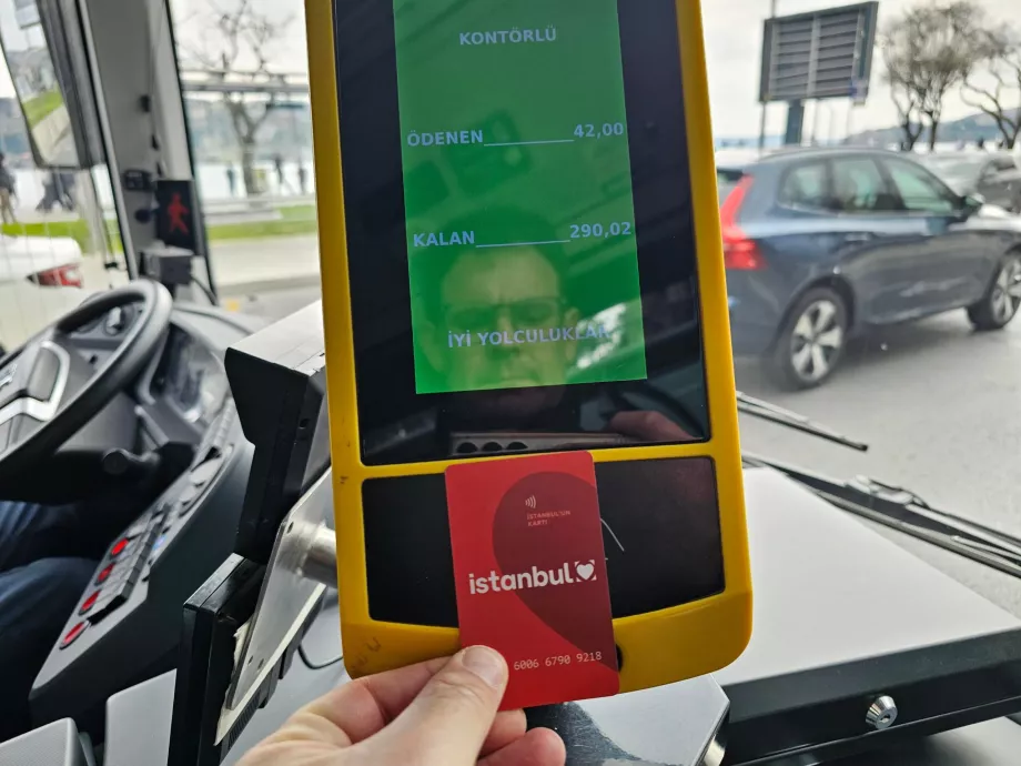 Bezahlen von Istanbulkart im Bus