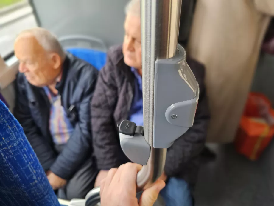 USB-Anschlüsse und "Stop"-Taste