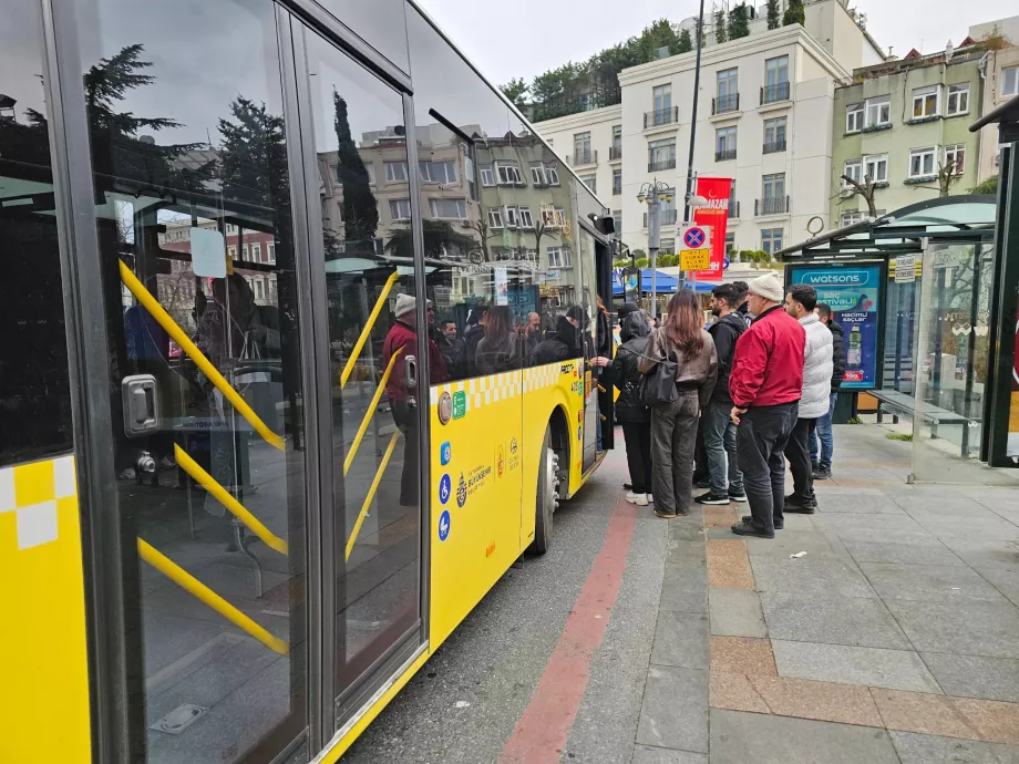 Einsteigen in den Bus nur durch die Vordertür