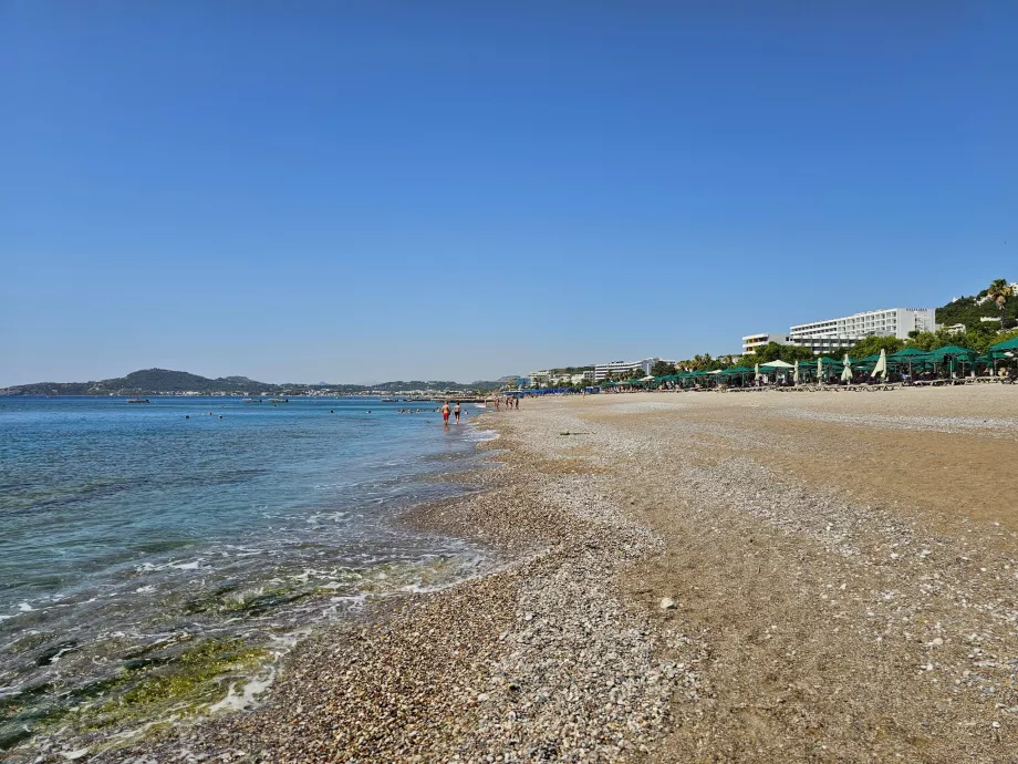 Hauptstrand von Faliraki am Rande der Stadt