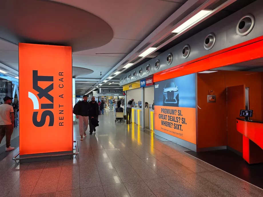 Einige Schalter der Autovermietung im Terminal A
