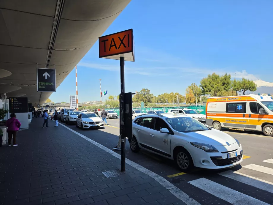 Taxistand vor dem Terminal