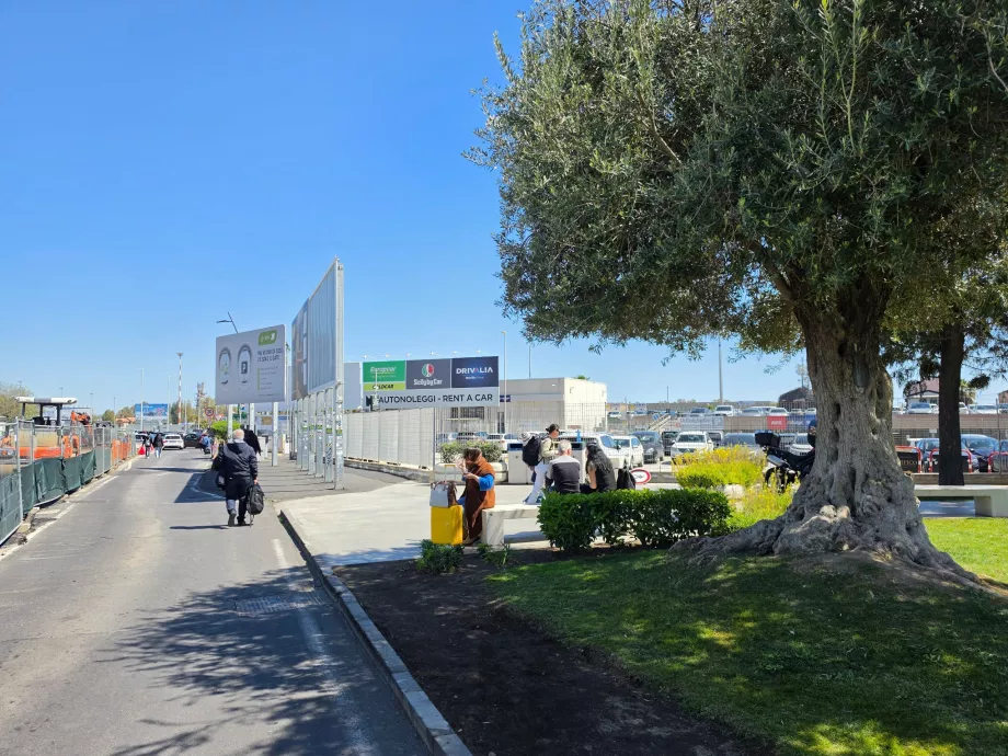 Fußweg zu den Autovermietungen