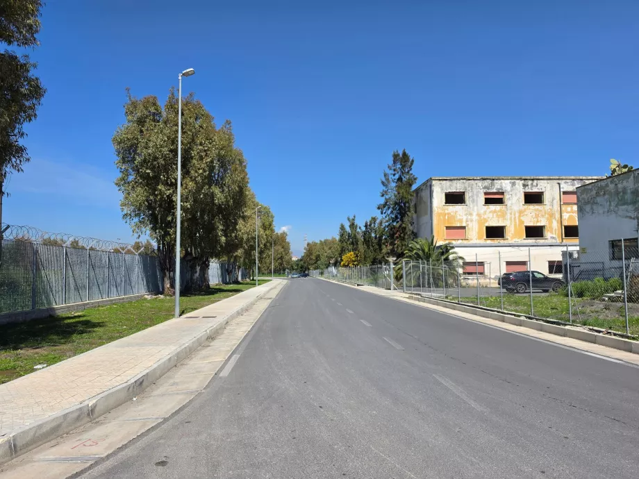 Fußweg vom Terminal zum Bahnhof