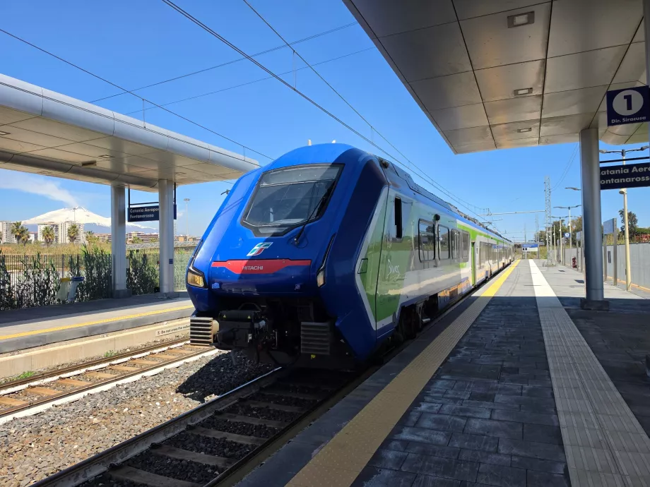 Trenitalia-Zug am Bahnhof in der Nähe des Flughafens