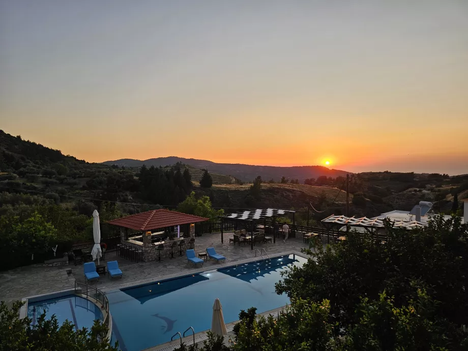 Sonnenuntergang im Dorf Empona