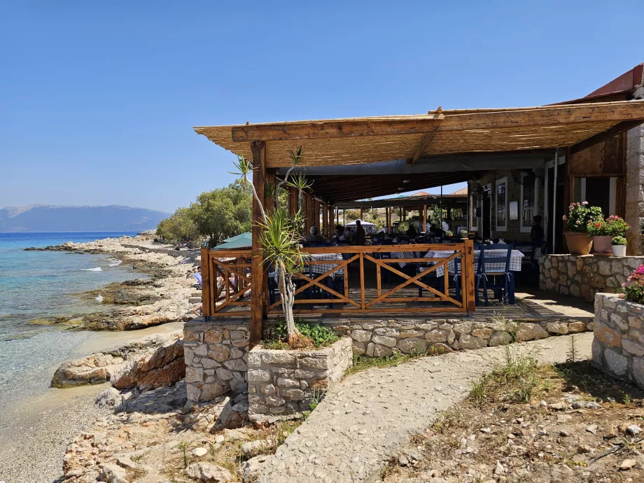 Restaurant am Strand von Ftenagia
