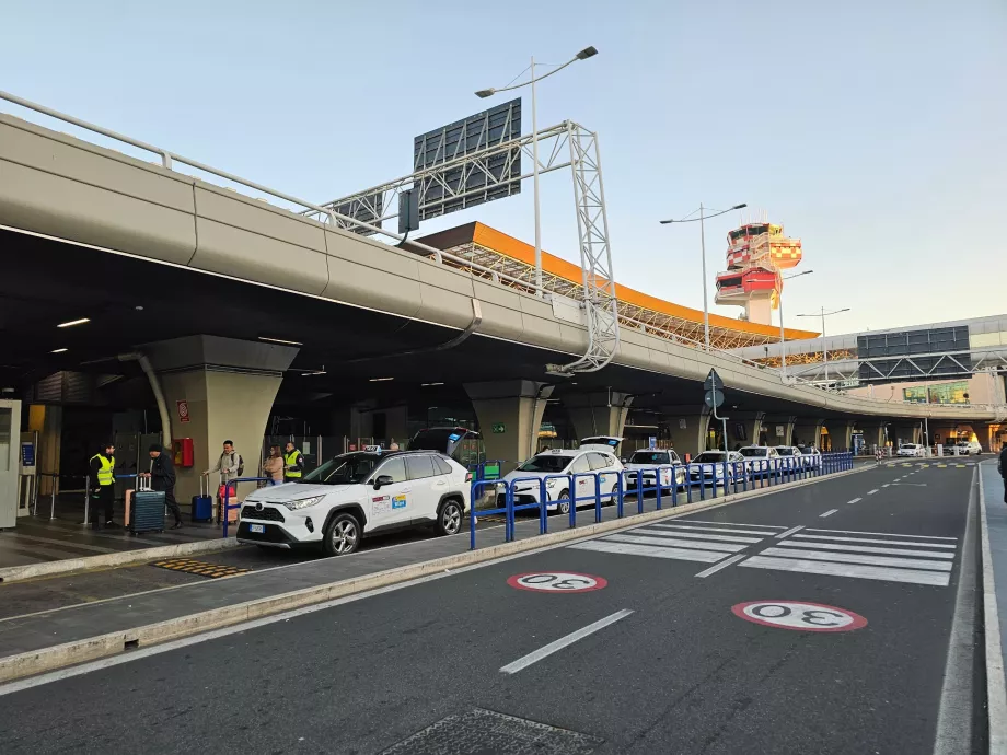 Taxistand direkt vor dem Terminal