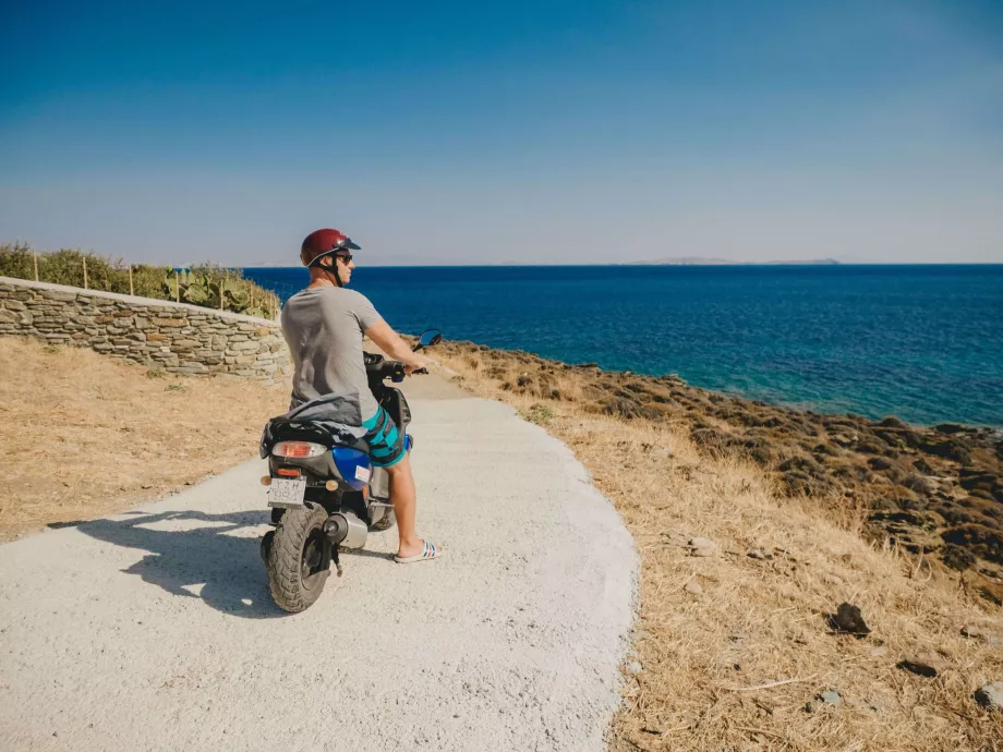 Tinos auf einem Motorroller